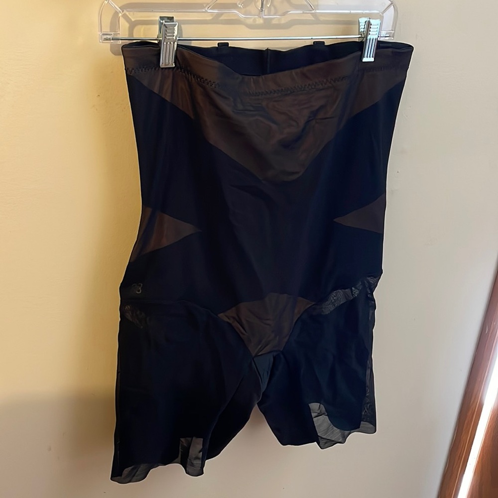 Honeylove Super Power Short in Runway (black)